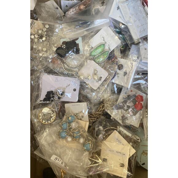 1/2 lb Jewelry Mix Lot New NiB NwT Necklaces Bracelets Earrings CARDED - read - Picture 6 of 6